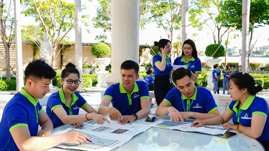 Sales staff of Dat Xanh Services enjoy a commission of 50-85%, the highest in the market.  Photo: Dat Xanh Services.